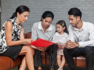 parents with child speaking with a family therapist